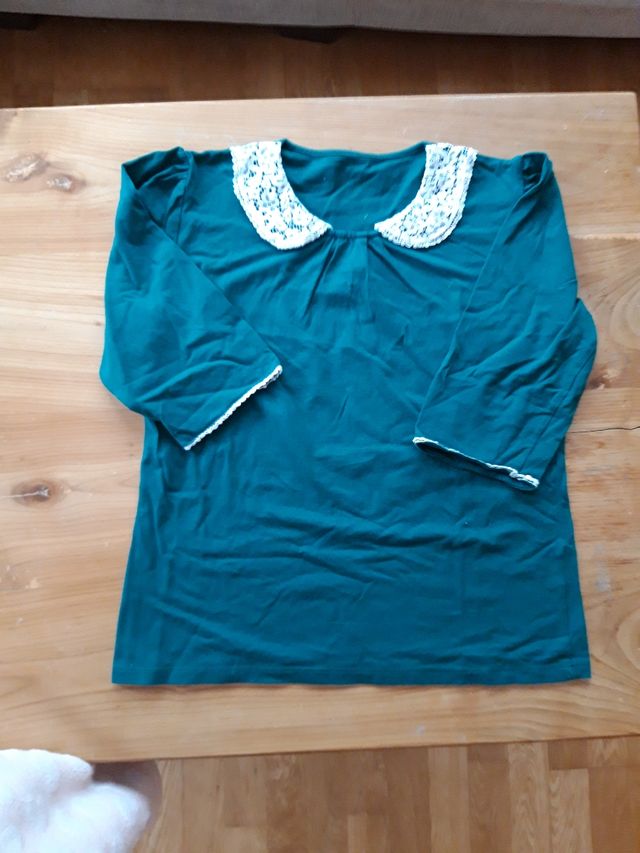 Camiseta verde con cuellos de encaje. Talla M
