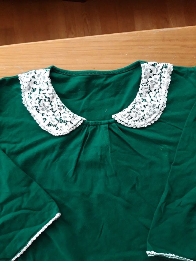 Camiseta verde con cuellos de encaje. Talla M
