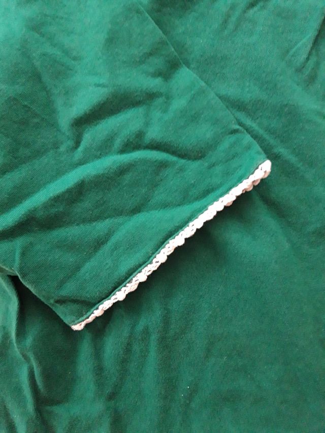 Camiseta verde con cuellos de encaje. Talla M