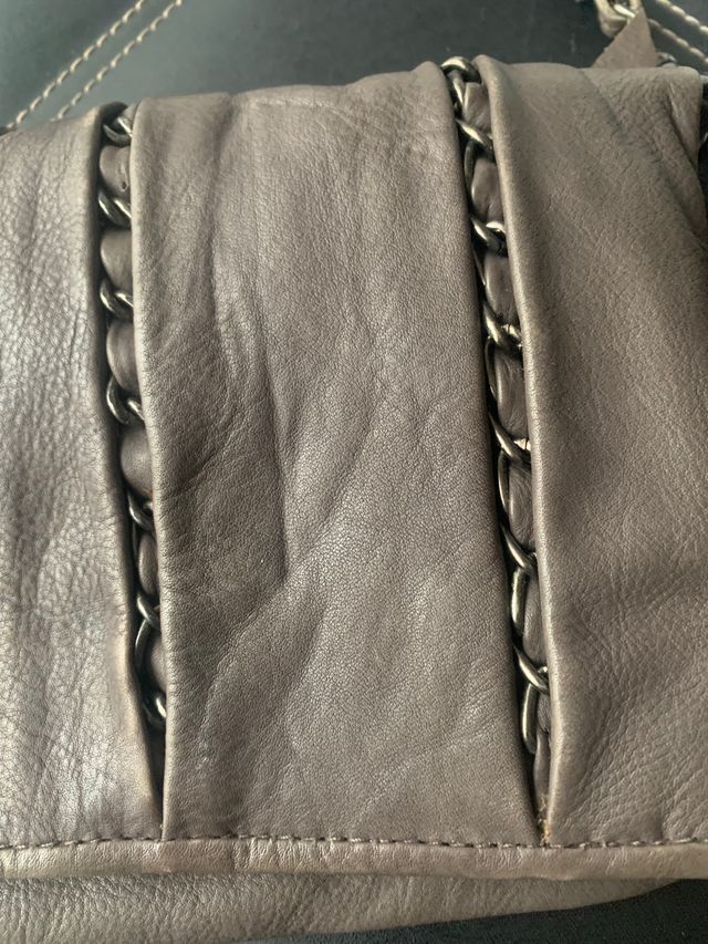 Bolso cartera de hombro y mano.