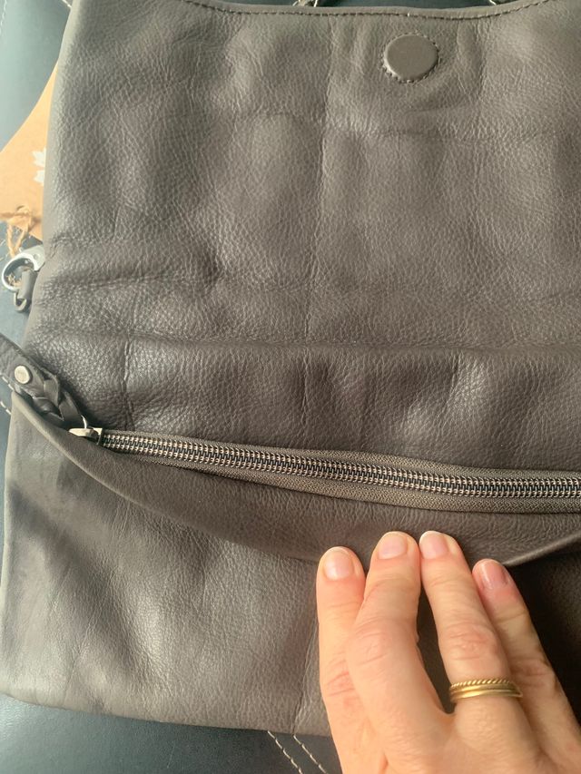 Bolso cartera de hombro y mano.