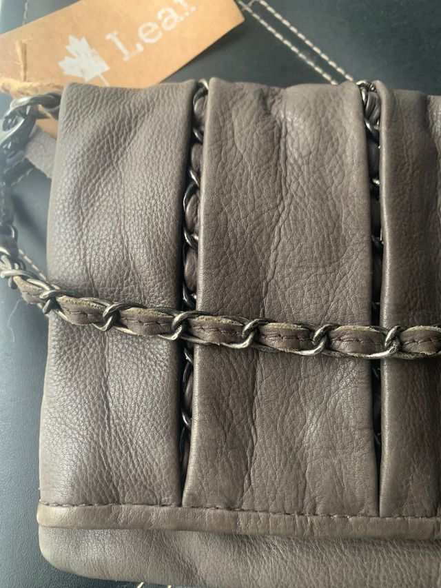 Bolso cartera de hombro y mano.