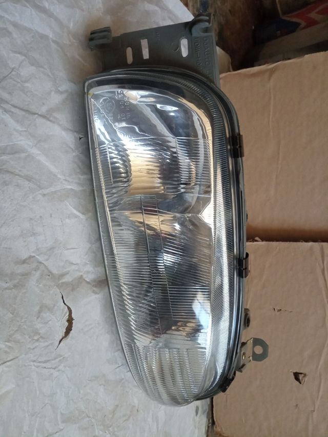 Faro Ford Fiesta Izquierdo