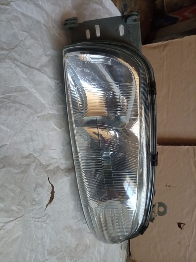 Faro Ford Fiesta Izquierdo