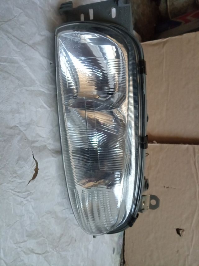 Faro Ford Fiesta Izquierdo