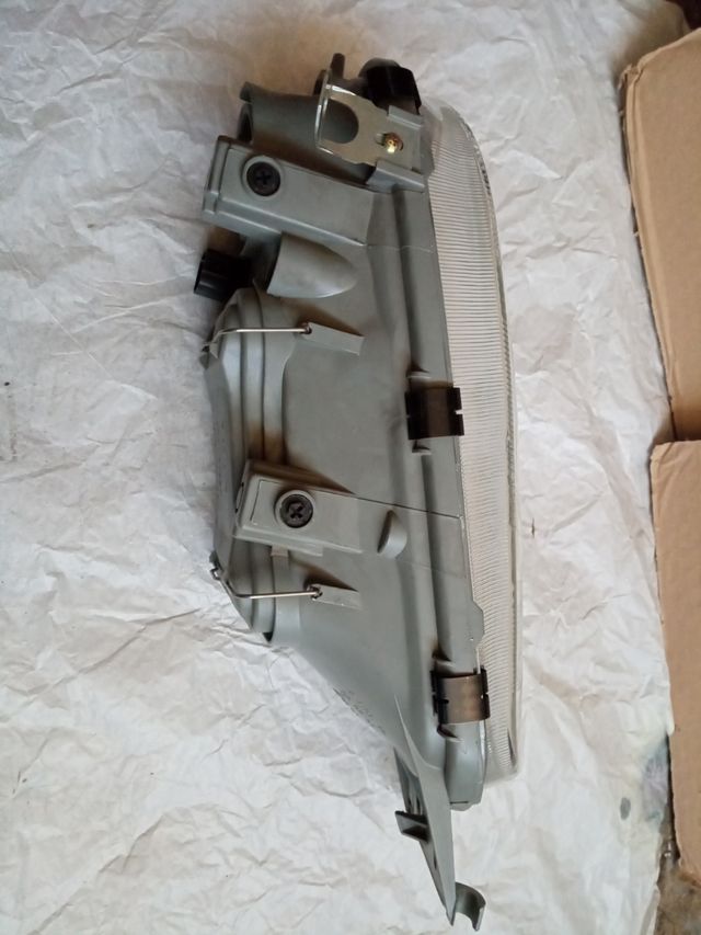 Faro Ford Fiesta Izquierdo