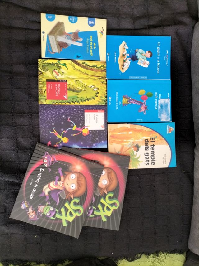 Lote / Lot n°22 llibres en català per a 5 i 6 anys
