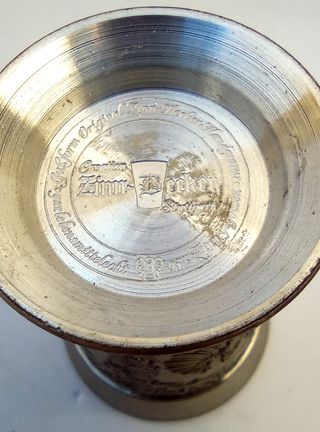 Pareja de pequeños vasos alemanes de peltre