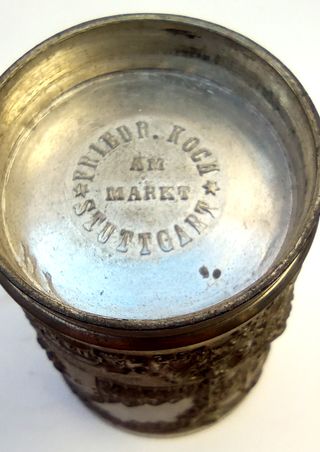 Pareja de pequeños vasos alemanes de peltre