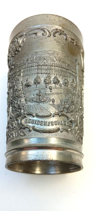 Pareja de pequeños vasos alemanes de peltre