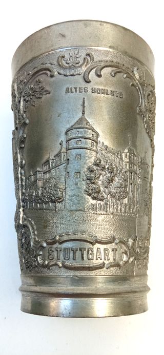 Pareja de pequeños vasos alemanes de peltre