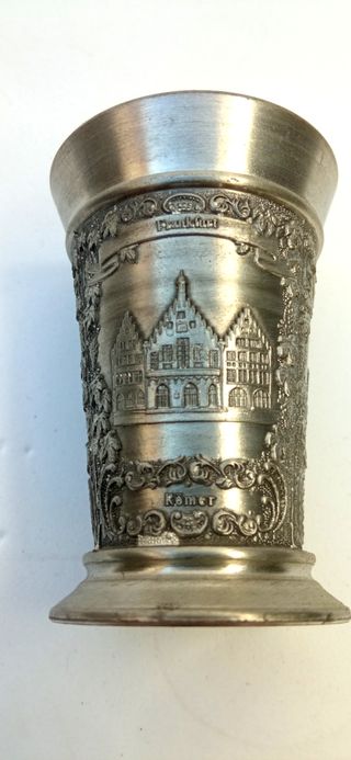 Pareja de pequeños vasos alemanes de peltre