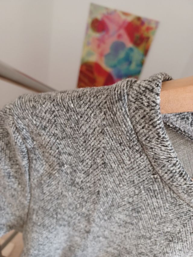 jersey sobre camisa gris