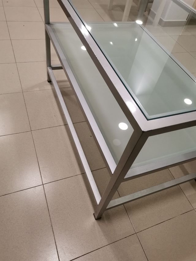 Mesa metal y cristal