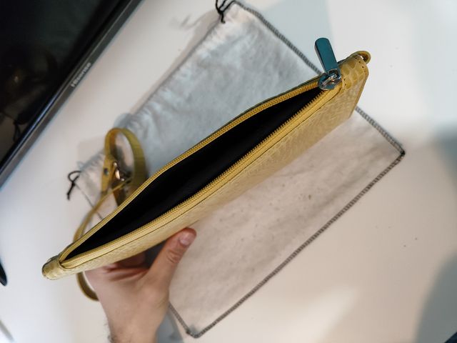 Borsa a mano da donna I SANTI in similpelle gialla