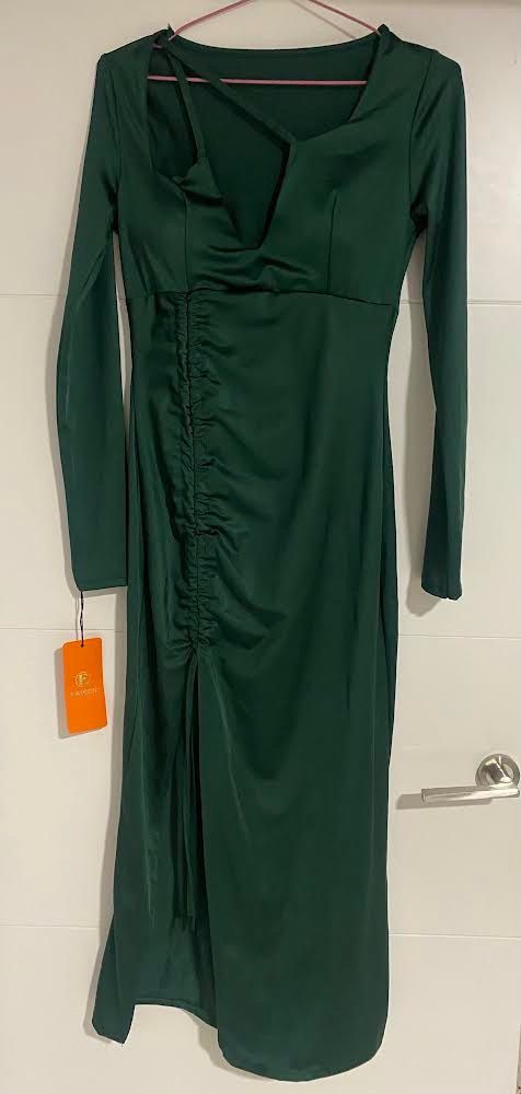 Bellissimo abito in raso ed elastico. Rettificato