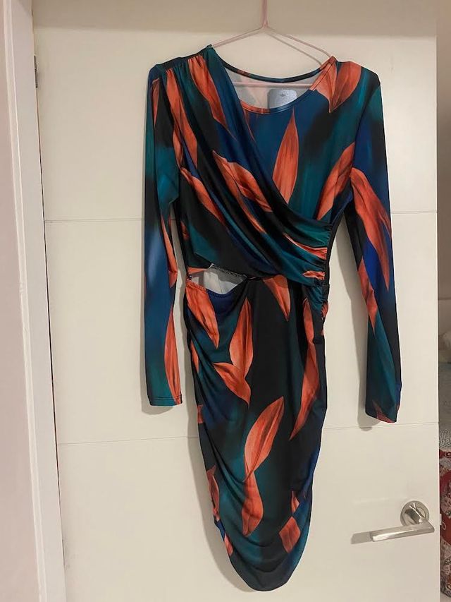 Bellissimo abito stampato drappeggiato e aderente