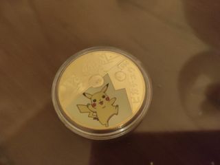 moneda dorada conmemoración Pokemon 