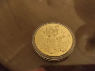 moneda dorada conmemoración Pokemon 