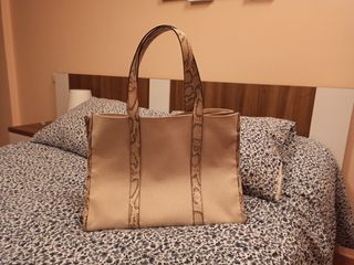 Bolso grande en tonos beige