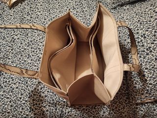 Bolso grande en tonos beige