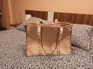 Bolso grande en tonos beige