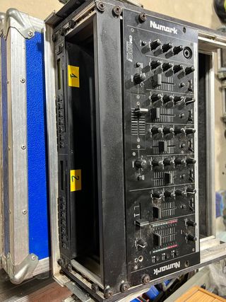 Rack con mesa NUMARK y cd usb doble