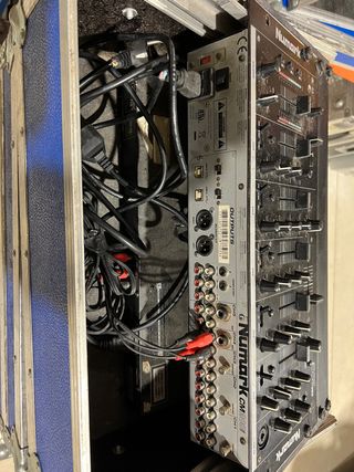 Rack con mesa NUMARK y cd usb doble
