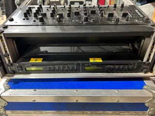 Rack con mesa NUMARK y cd usb doble