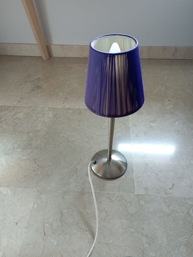 lampara sobre mesa