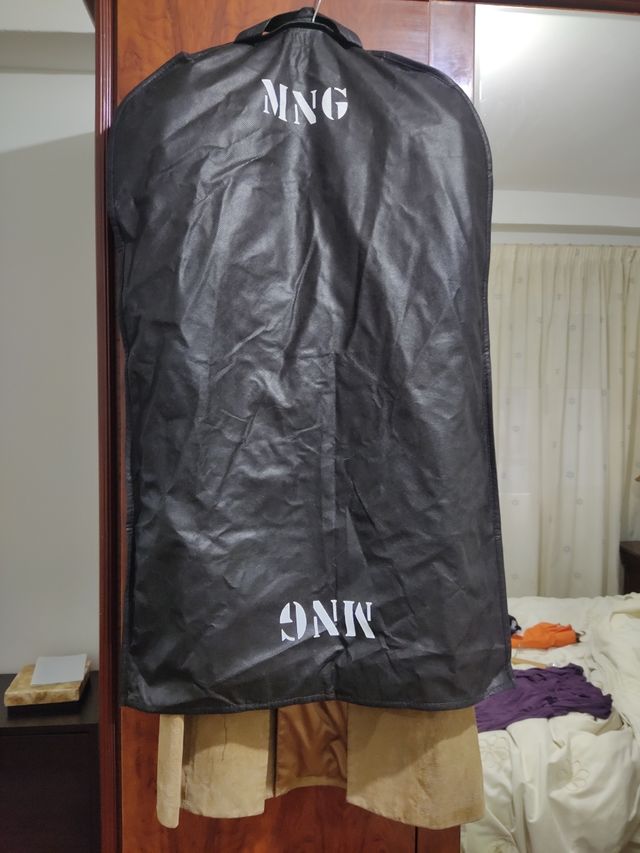 Abrigo de piel de ante marca Mango.