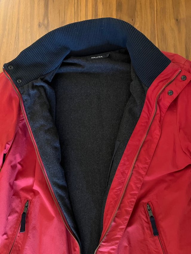 Abrigo rojo marca Nautica