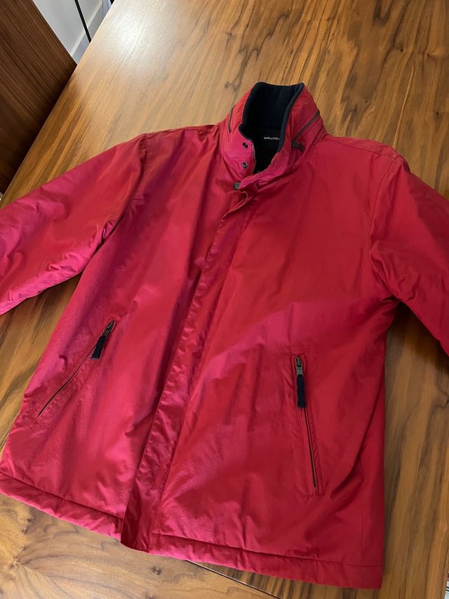 Abrigo rojo marca Nautica