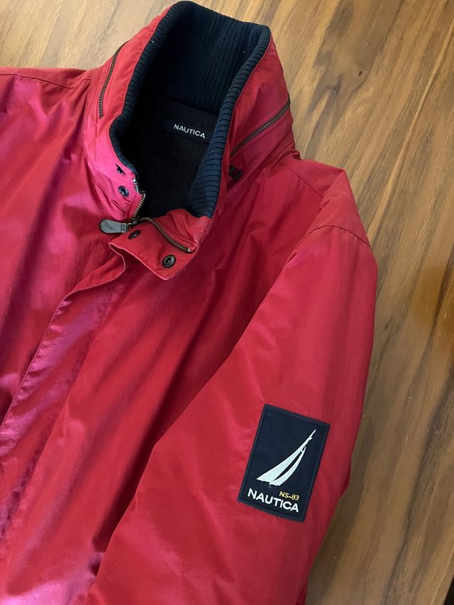 Abrigo rojo marca Nautica