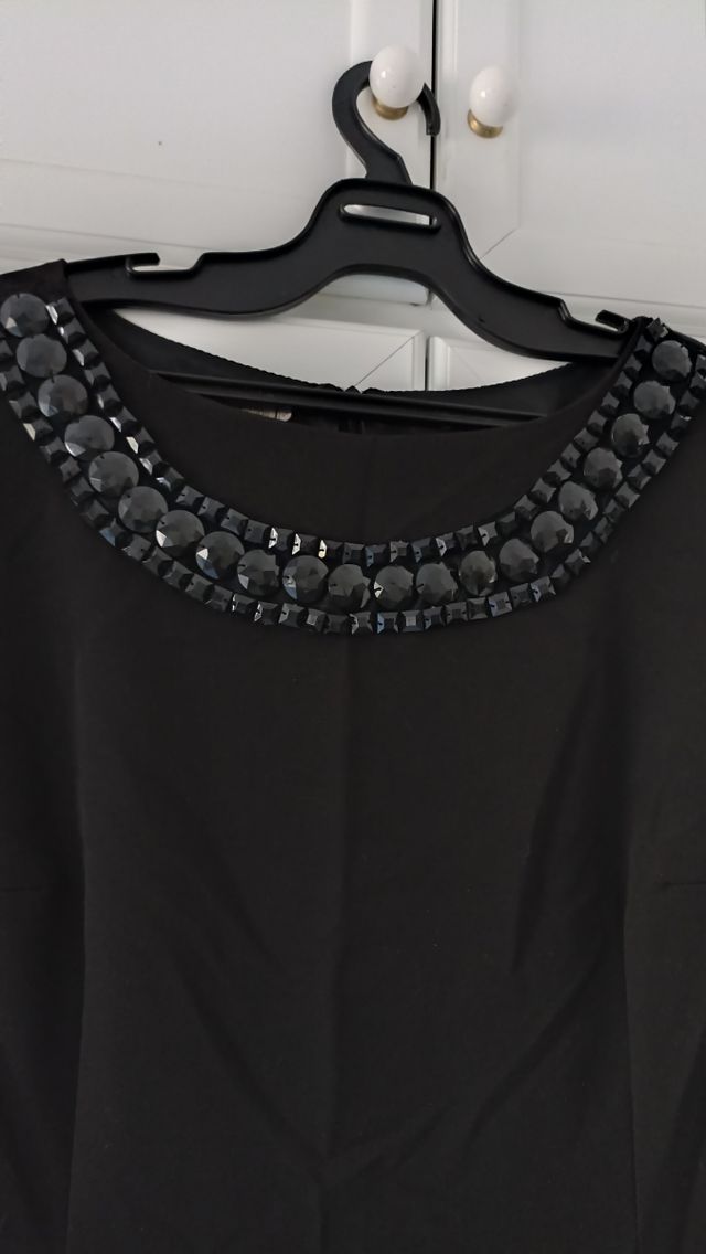 vestido muy elegante con pedrería en el escotes Du