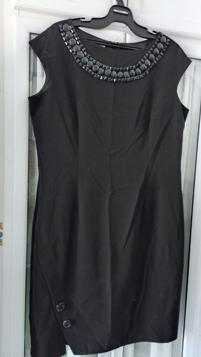 vestido muy elegante con pedrería en el escotes Du