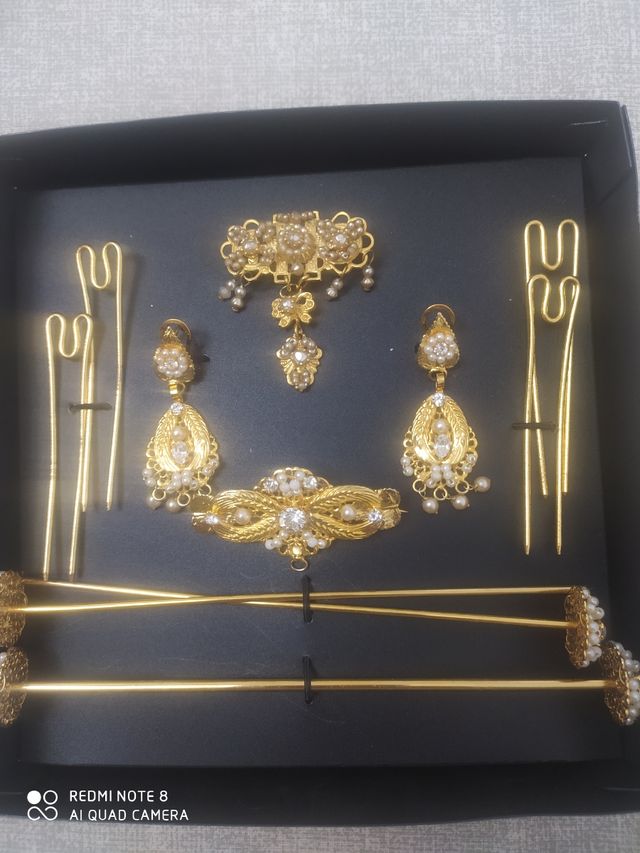 traje de fallera niña + aderezo + peinetas