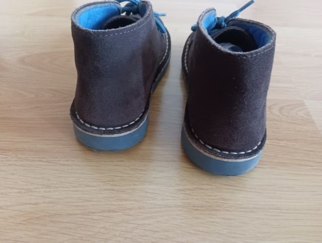 Botas de ante marrones niño. Número 33