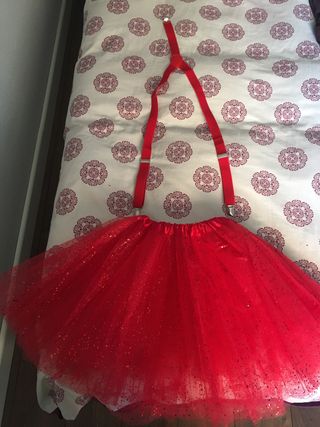 Falda tutú, pajarita y tirantes