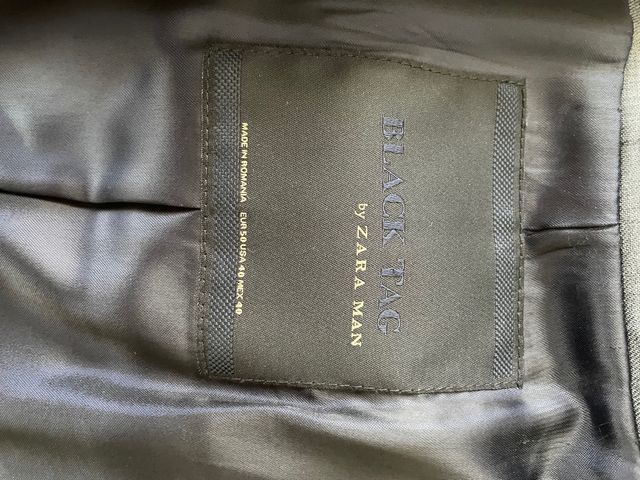 Americana seminueva moderna en color gris oscuro