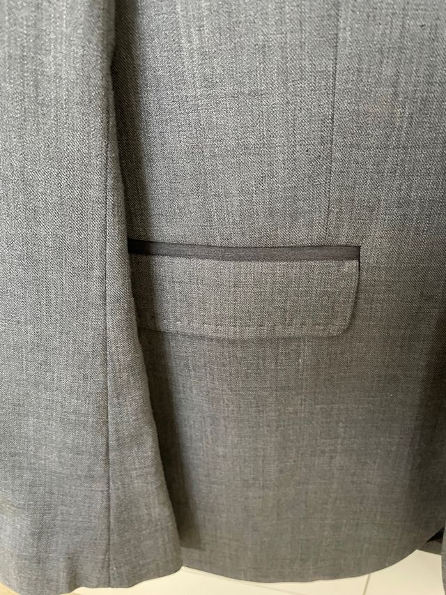 Americana seminueva moderna en color gris oscuro