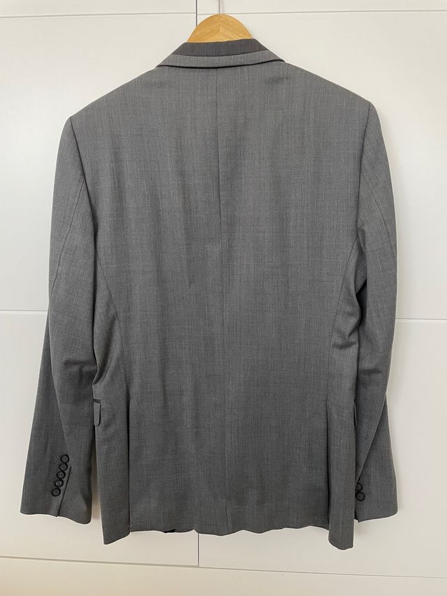 Americana seminueva moderna en color gris oscuro