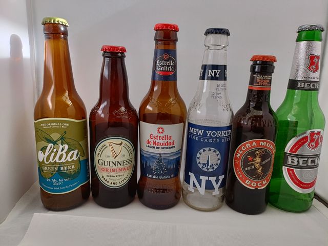 6 bottiglie vuote di varie marche di birra