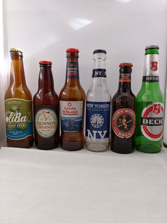 6 bottiglie vuote di varie marche di birra