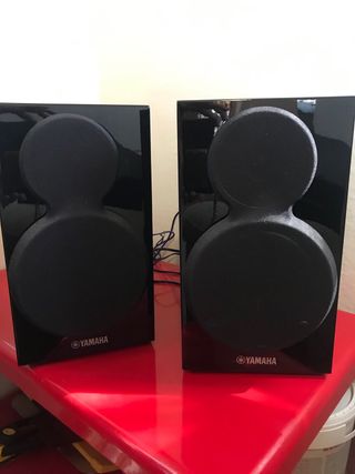 Amplificador Onkyo y altavoces Yamaha