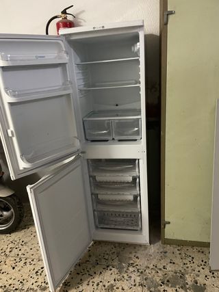 Nevera-congelador indesit