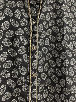 Camisa negra con catrinas blancas