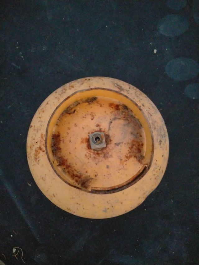 Botella camping gas amarilla.