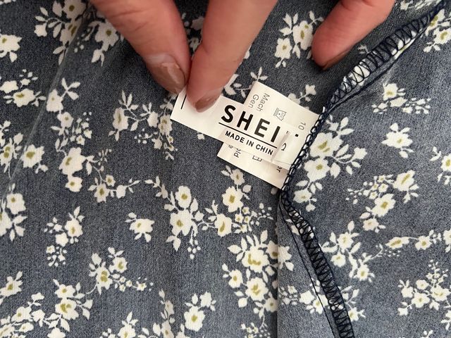 Abito fondo nero con fiori bianchi SHEIN