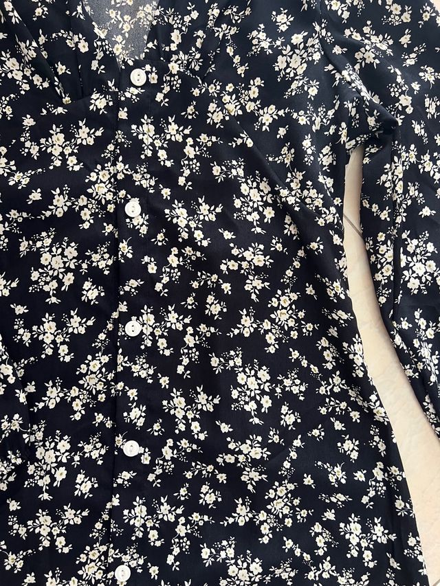 Abito fondo nero con fiori bianchi SHEIN